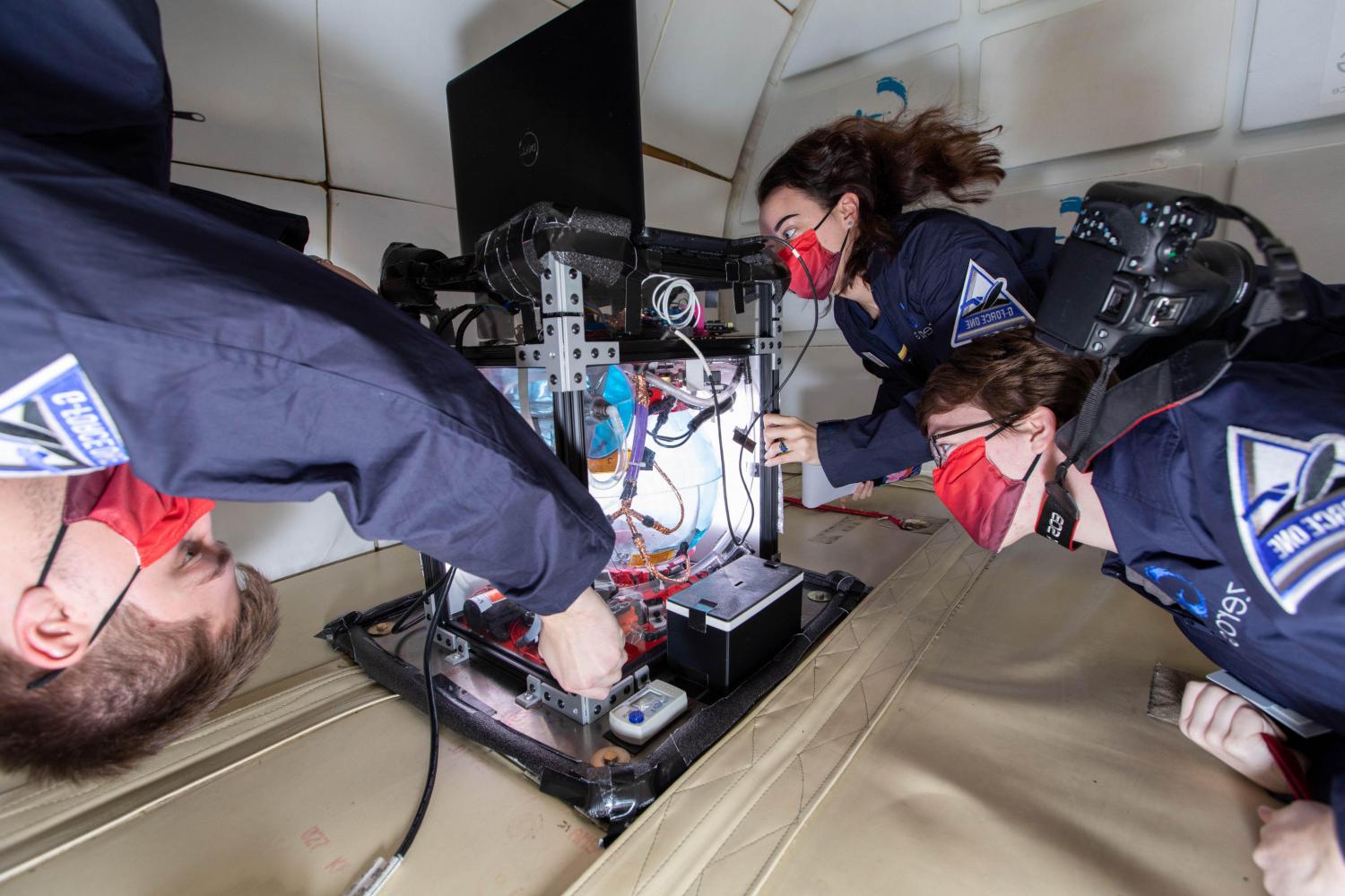 Members of the 博彩网址大全 Microgravity Team conduct research aboard NASA?S零g飞机.