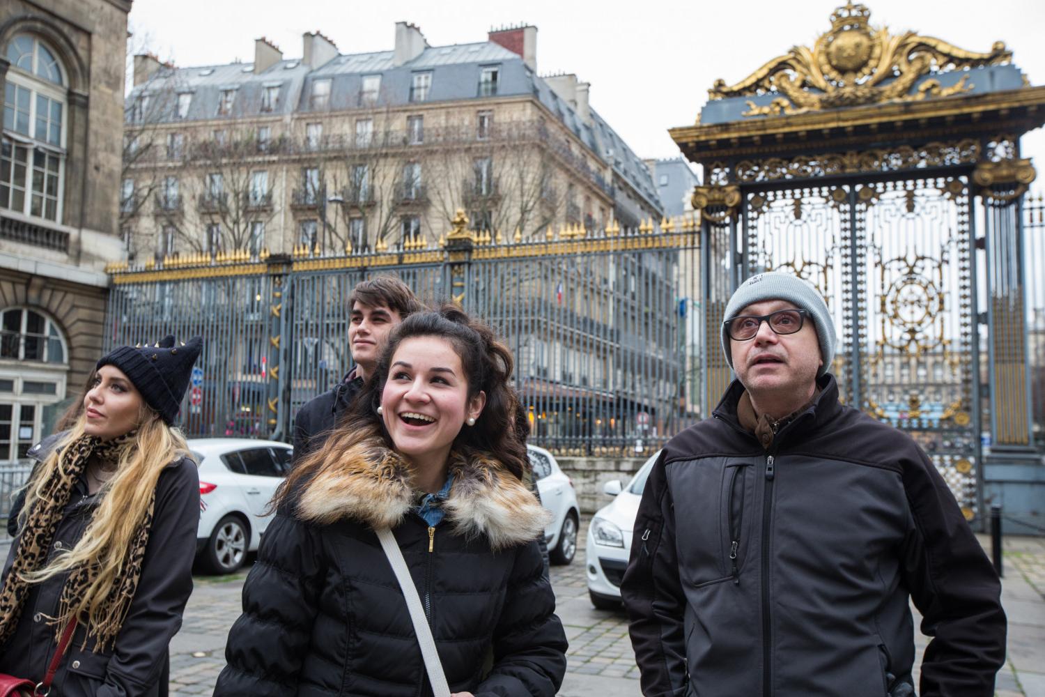 <a href='http://0sm75x9.398966.com'>博彩网址大全</a> French Professor Pascal Rollet leads students on a study tour in Paris.